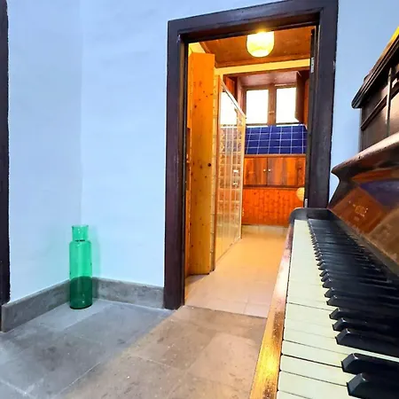 Traditional Full House - Gara & Chico