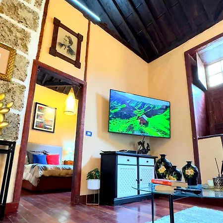 Traditional Full House - Gara & Chico